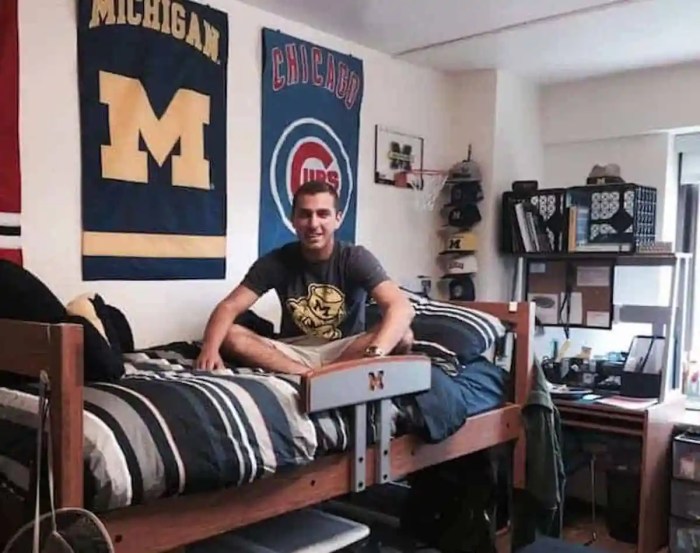 How to decorate a boys dorm room